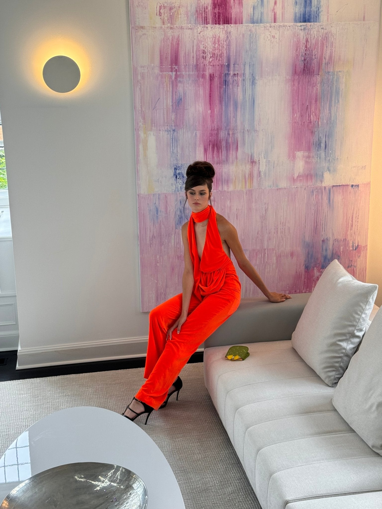 Jumpsuit mit drapiertem Kapuzenkragen – Laufsteg-Katalog