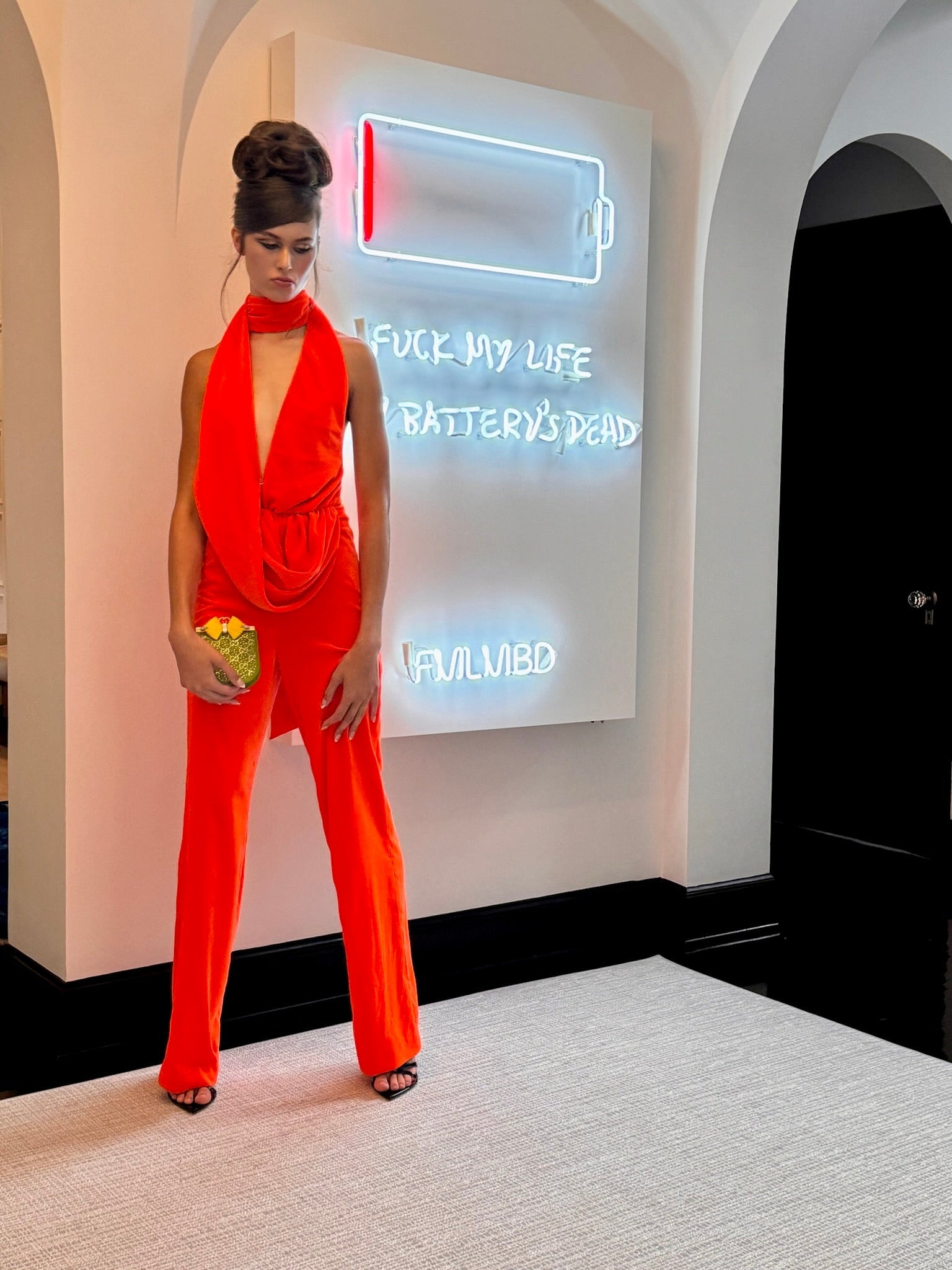 Jumpsuit mit drapiertem Kapuzenkragen – Laufsteg-Katalog