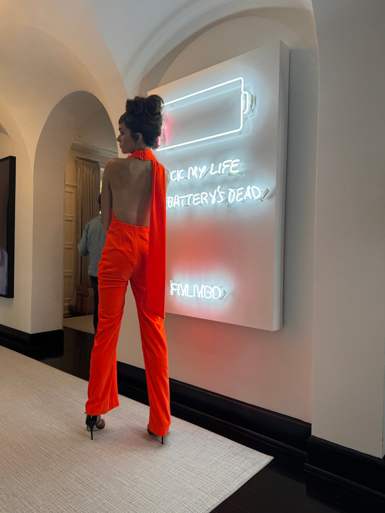 Jumpsuit mit drapiertem Kapuzenkragen – Laufsteg-Katalog