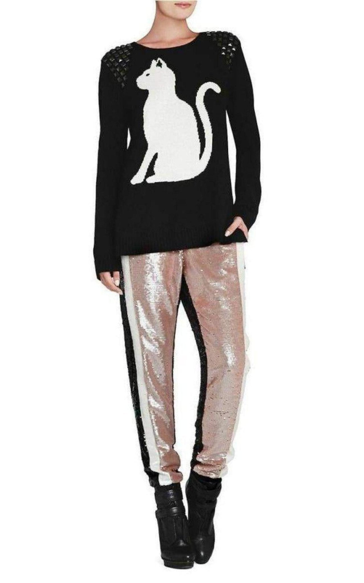 BCBGMAXAZRIA Keri Pullover aus Kaschmir-Mischgewebe mit Intarsien und Nieten – Laufsteg-Katalog