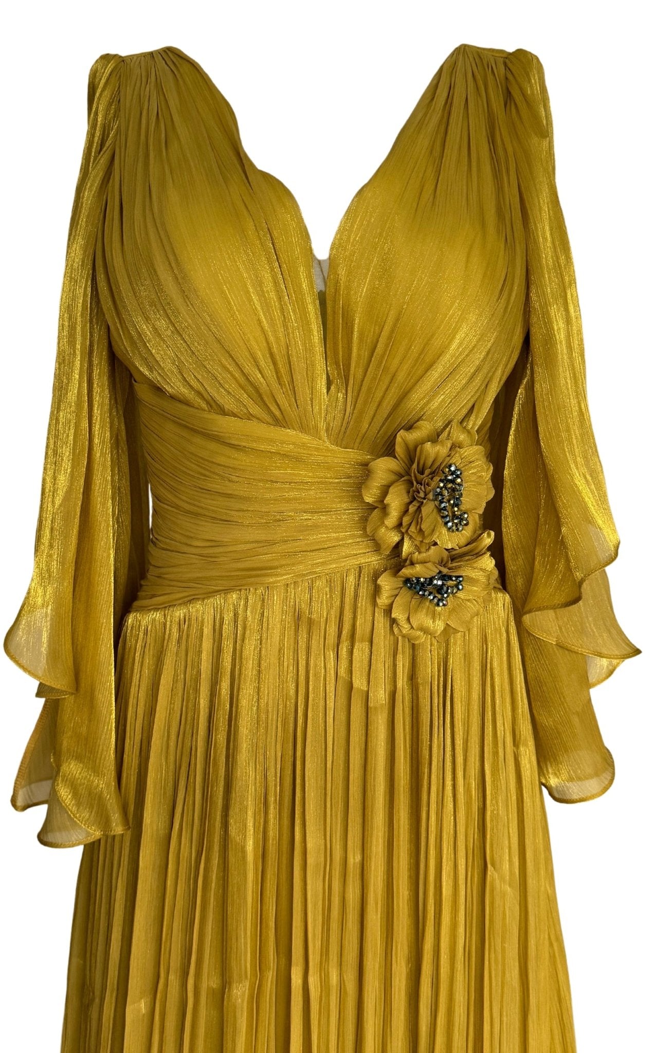 Cult Moda Elegantes Chiffon-Abendkleid mit Blumenbrosche – Laufsteg-Katalog