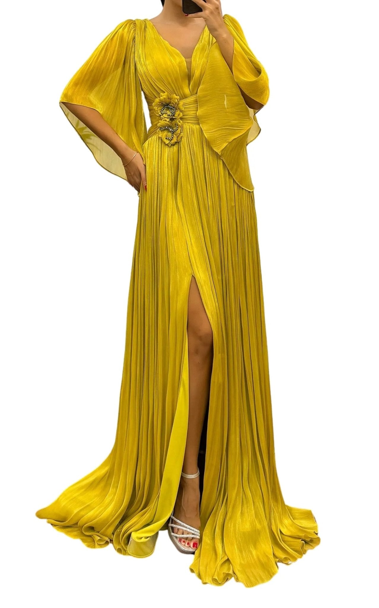 Cult Moda Elegantes Chiffon-Abendkleid mit Blumenbrosche – Laufsteg-Katalog