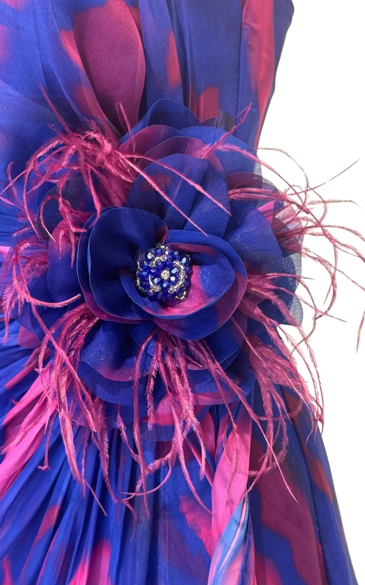 Robe de cocktail violette sans bretelles avec décolleté - Catalogue Runway