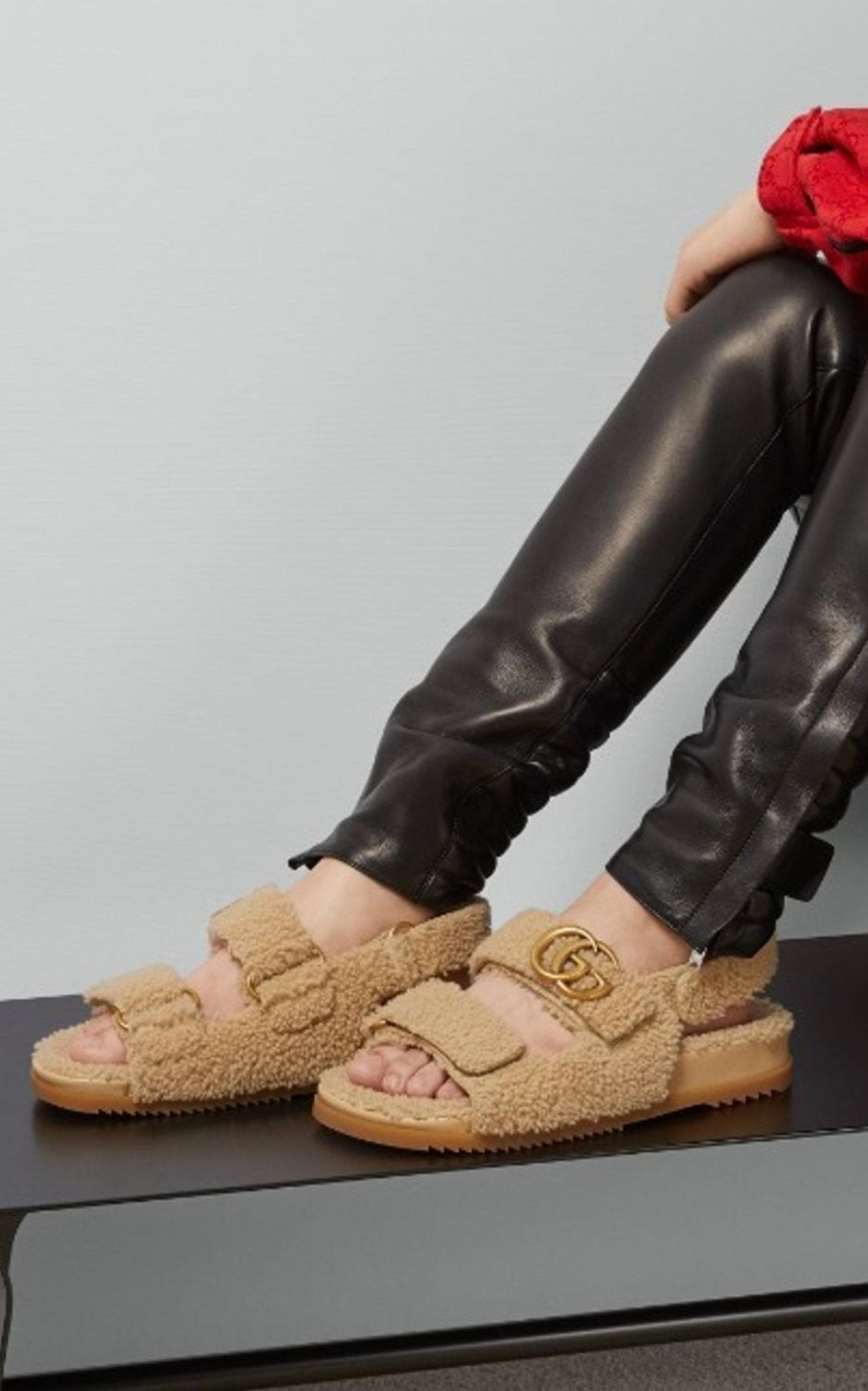 Gucci Sandalen aus Merinowolle mit doppeltem G in Beige – Runway-Katalog
