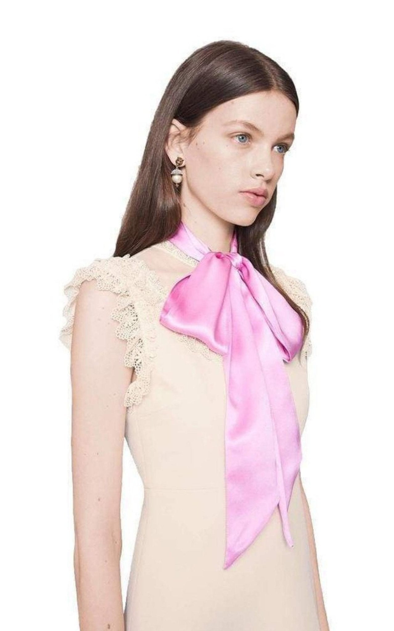 Mini vestido de Gucci con lazo Pussycat - Catálogo de pasarela