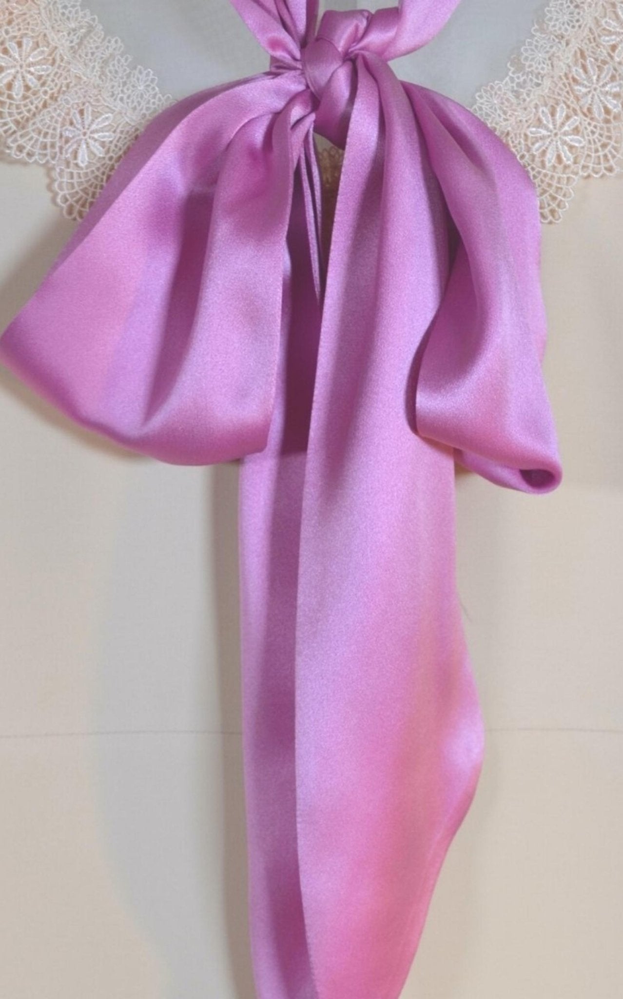 Mini vestido de Gucci con lazo Pussycat - Catálogo de pasarela