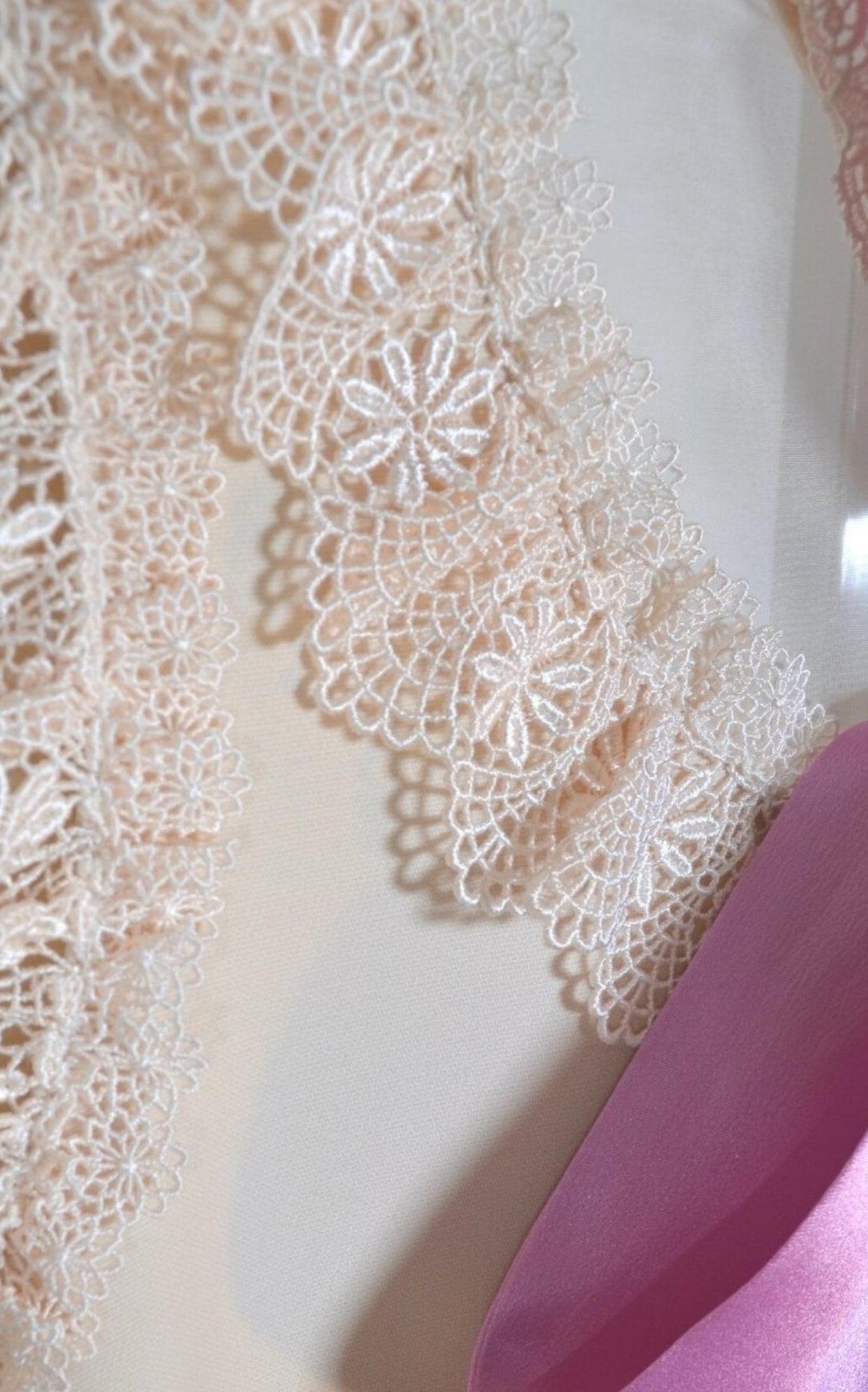 Mini vestido de Gucci con lazo Pussycat - Catálogo de pasarela