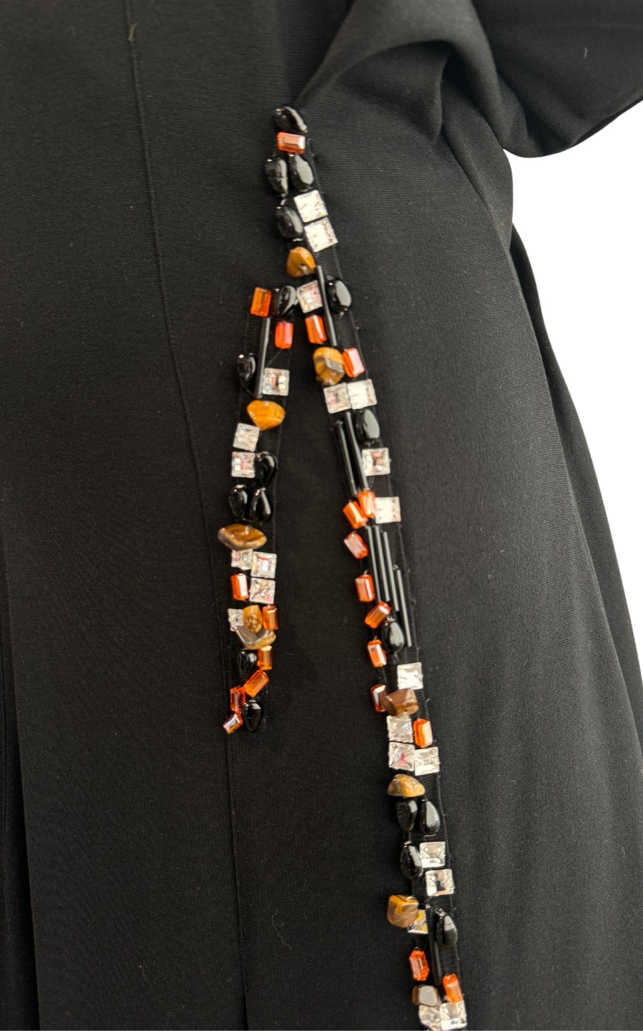 Koche Asymmetrisches Midikleid mit bernsteinfarbenen Steinverzierungen – Laufsteg-Katalog