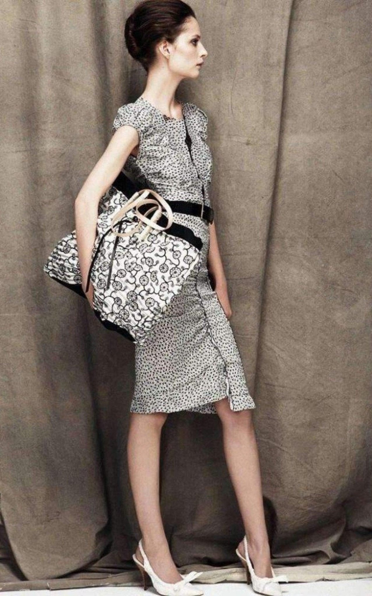 Nina Ricci Leinenkleid mit Flügelärmeln und U-Ausschnitt – Laufsteg-Katalog