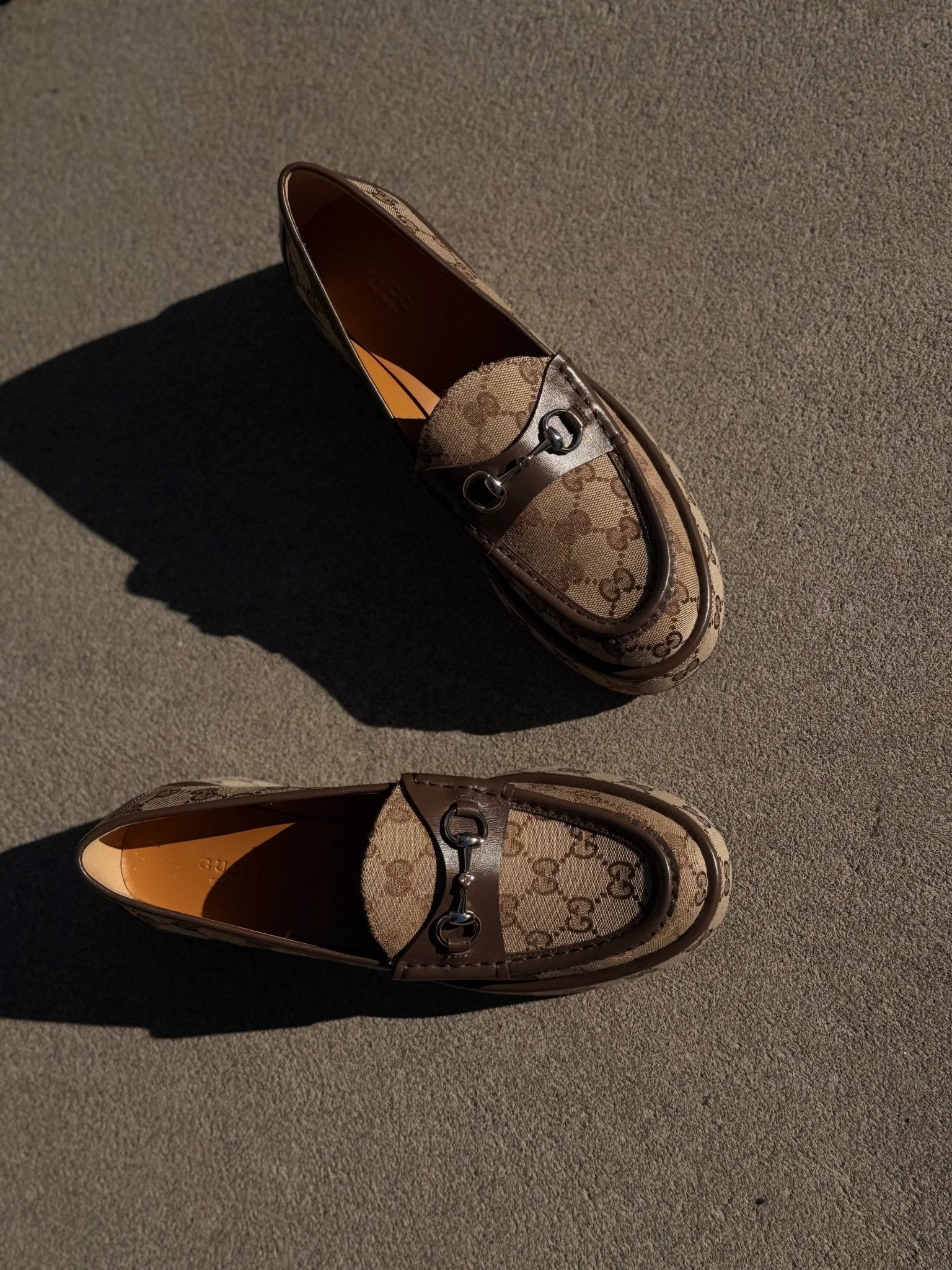 Runway-Katalog Gucci Horsebit Wedge Loafers in Beige Ebony GG Canvas mit goldenen Metallbeschlägen – Runway-Katalog