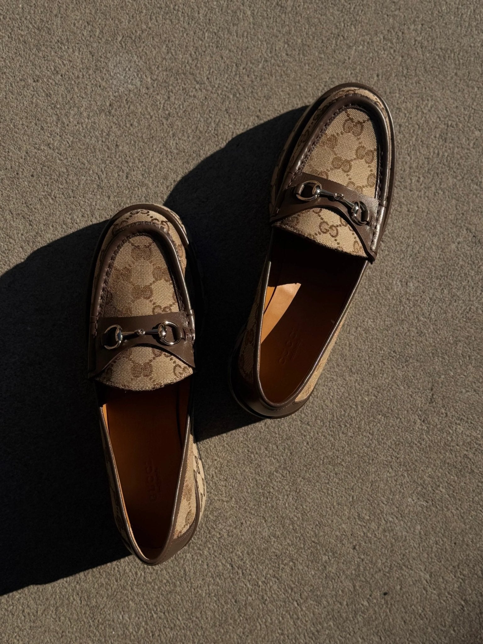 Runway-Katalog Gucci Horsebit Wedge Loafers in Beige Ebony GG Canvas mit goldenen Metallbeschlägen – Runway-Katalog