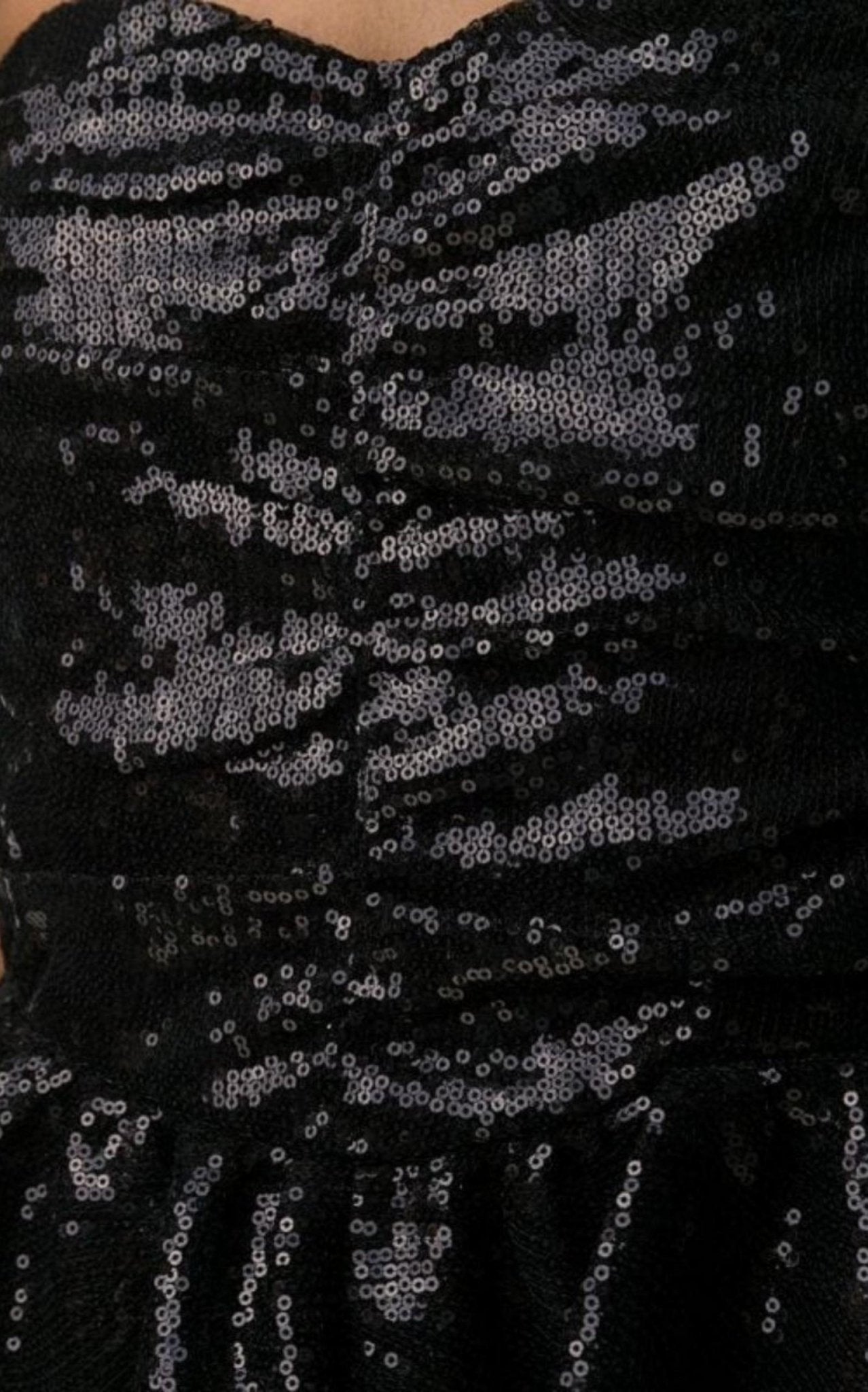 La robe noire à paillettes Attico avec cape - Catalogue Runway