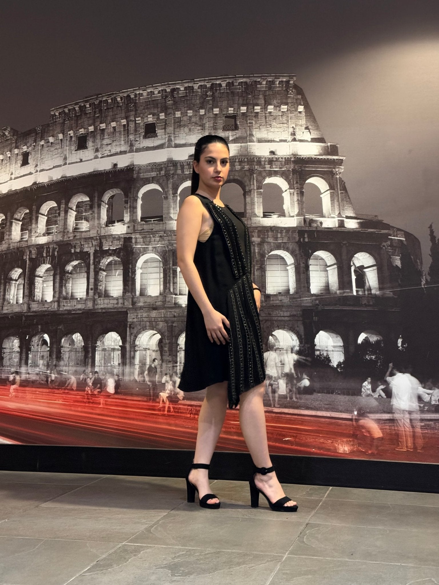 Robe de cocktail en soie noire ornée de Vanessa Bruno - Catalogue défilé