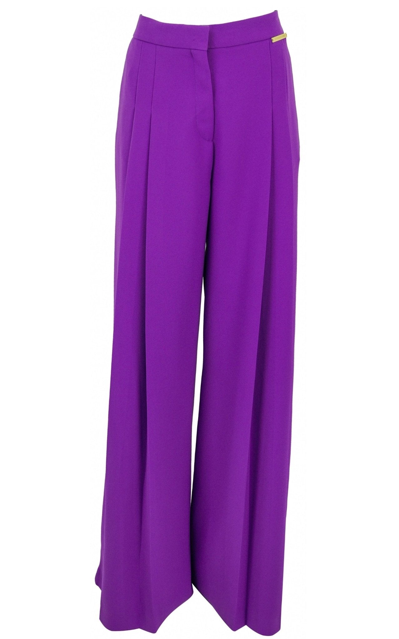 Vue détaillée du pantalon Zuhair Murad avec plaque logo dorée « Made in Italy ».