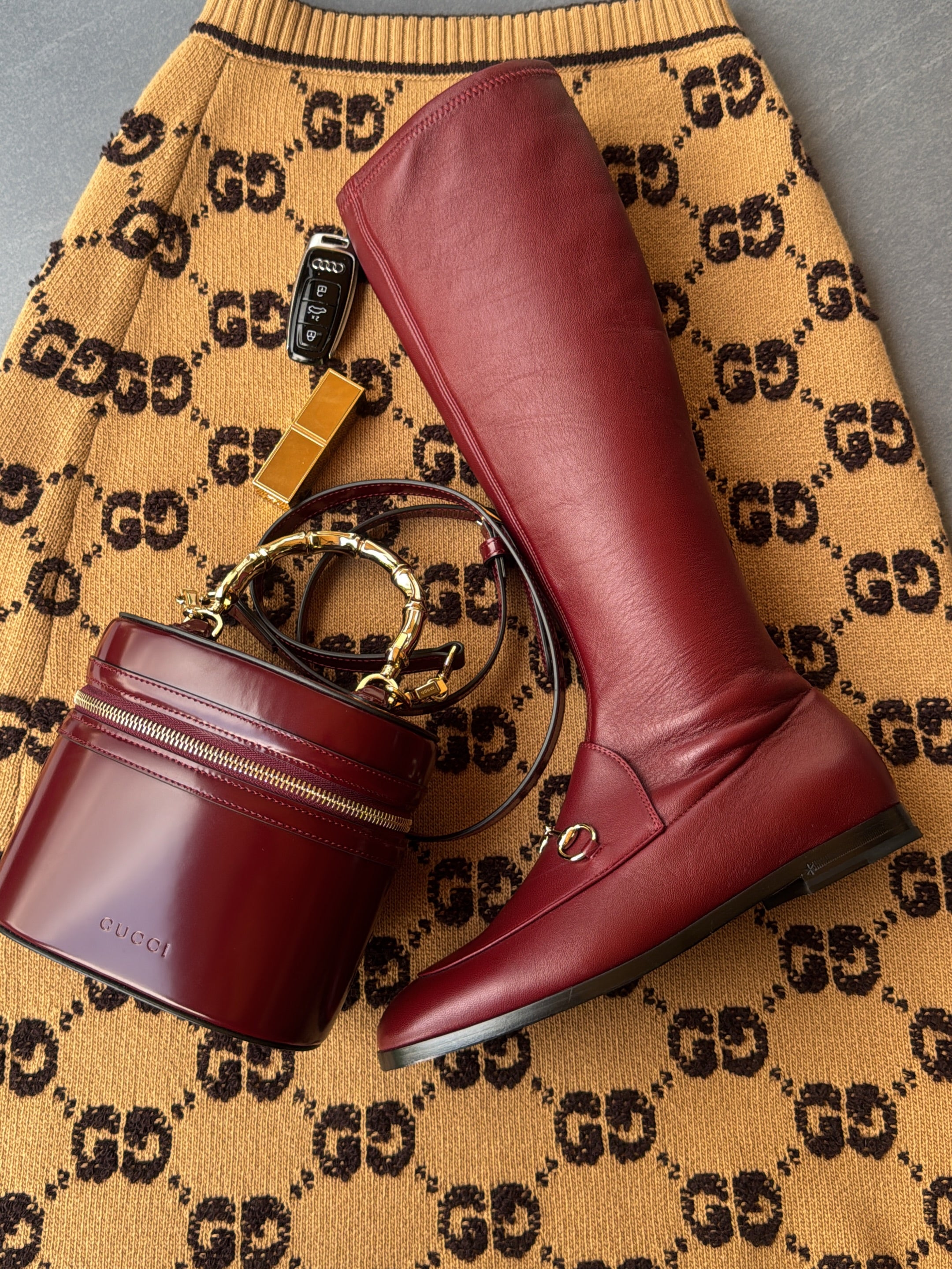 Gucci burgundy glossy leather bucket bag with bamboo-inspired top handle