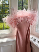 Aliétte Robe à épaules dénudées ornée de plumes - Catalogue défilé