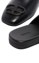 Balenciaga Schwarze Slipper-Schuhe mit BB-Logo aus Leder – Runway-Katalog