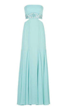 BCBGMAXAZRIA Axelle Trägerloses Abendkleid mit Ausschnitt an der Taille – Laufsteg-Katalog