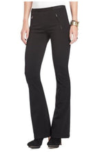 BCBGMAXAZRIA Schwarze Julienne-Flare-Hose – Laufsteg-Katalog