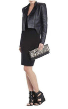 BCBGMAXAZRIA Schwarze Leder-Clutch mit Umschlag – Runway-Katalog