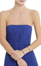 BCBGMAXAZRIA Armreif mit Kunstlederbezug und Ausschnitt – Laufsteg-Katalog