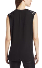 BCBGMAXAZRIA Gisele Front drapierte, ärmellose Bluse mit Perlenverzierung – Laufsteg-Katalog