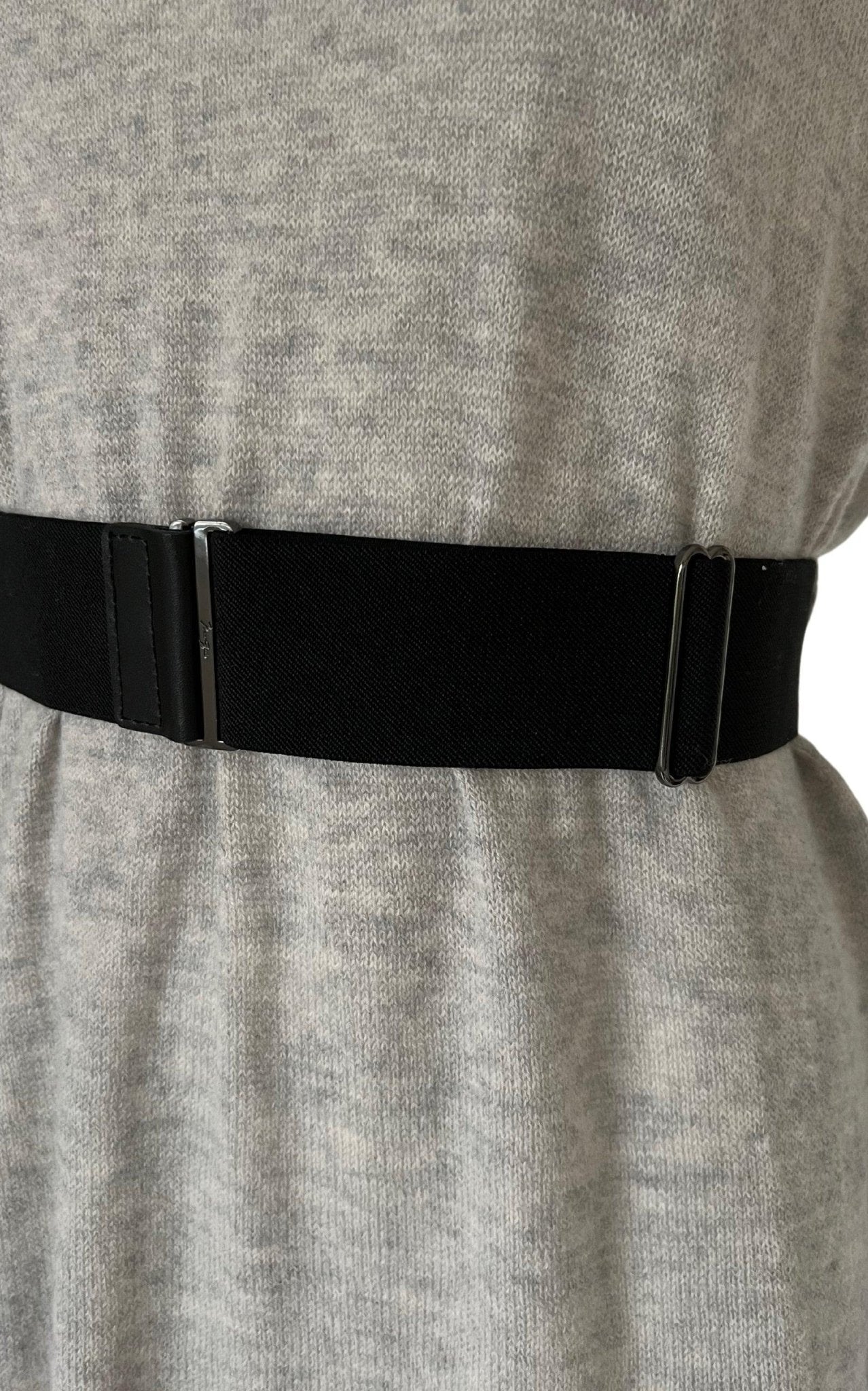 BCBGMAXAZRIA Graues Kleid aus Kaschmirmischung mit Rüschen – Laufsteg-Katalog