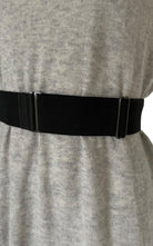 BCBGMAXAZRIA Graues Kleid aus Kaschmirmischung mit Rüschen – Laufsteg-Katalog