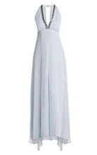 BCBGMAXAZRIA Kristyn Kleid mit tiefem V-Ausschnitt vorne und T-Ausschnitt hinten – Laufsteg-Katalog