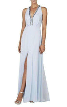 BCBGMAXAZRIA Kristyn Kleid mit tiefem V-Ausschnitt vorne und T-Ausschnitt hinten – Laufsteg-Katalog