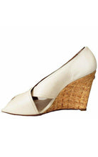 BCBGMAXAZRIA Raisa Weiße Ledersandalen mit Keilabsatz – Laufsteg-Katalog