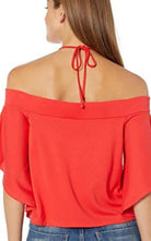 BCBGMAXAZRIA Scarlet Crop-Top mit schulterfreiem Ausschnitt – Laufsteg-Katalog