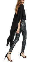 BCBGMAXAZRIA Jumpsuit mit Paillettenbesetzten Cape-Ärmeln – Laufsteg-Katalog