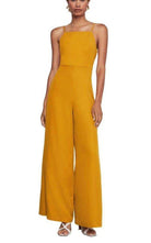 BCBGMAXAZRIA Jumpsuit mit Riemchen und weitem Bein – Laufsteg-Katalog