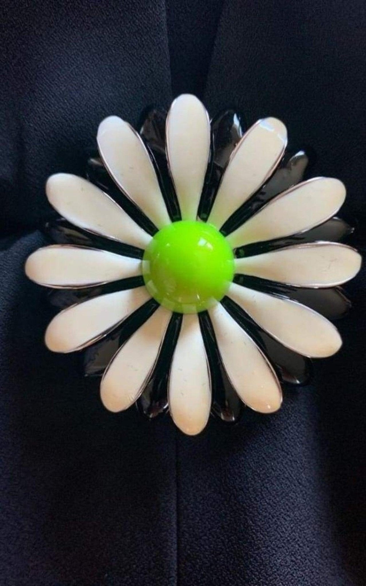 Christopher Kane Schwarzes Kleid mit Daisy Cut-Away-Ausschnitt und V-Ausschnitt – Runway-Katalog