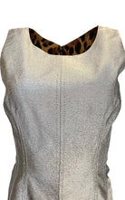 Dolce & Gabbana Silberfarbenes Seidenkleid in Midi-Länge – Laufsteg-Katalog