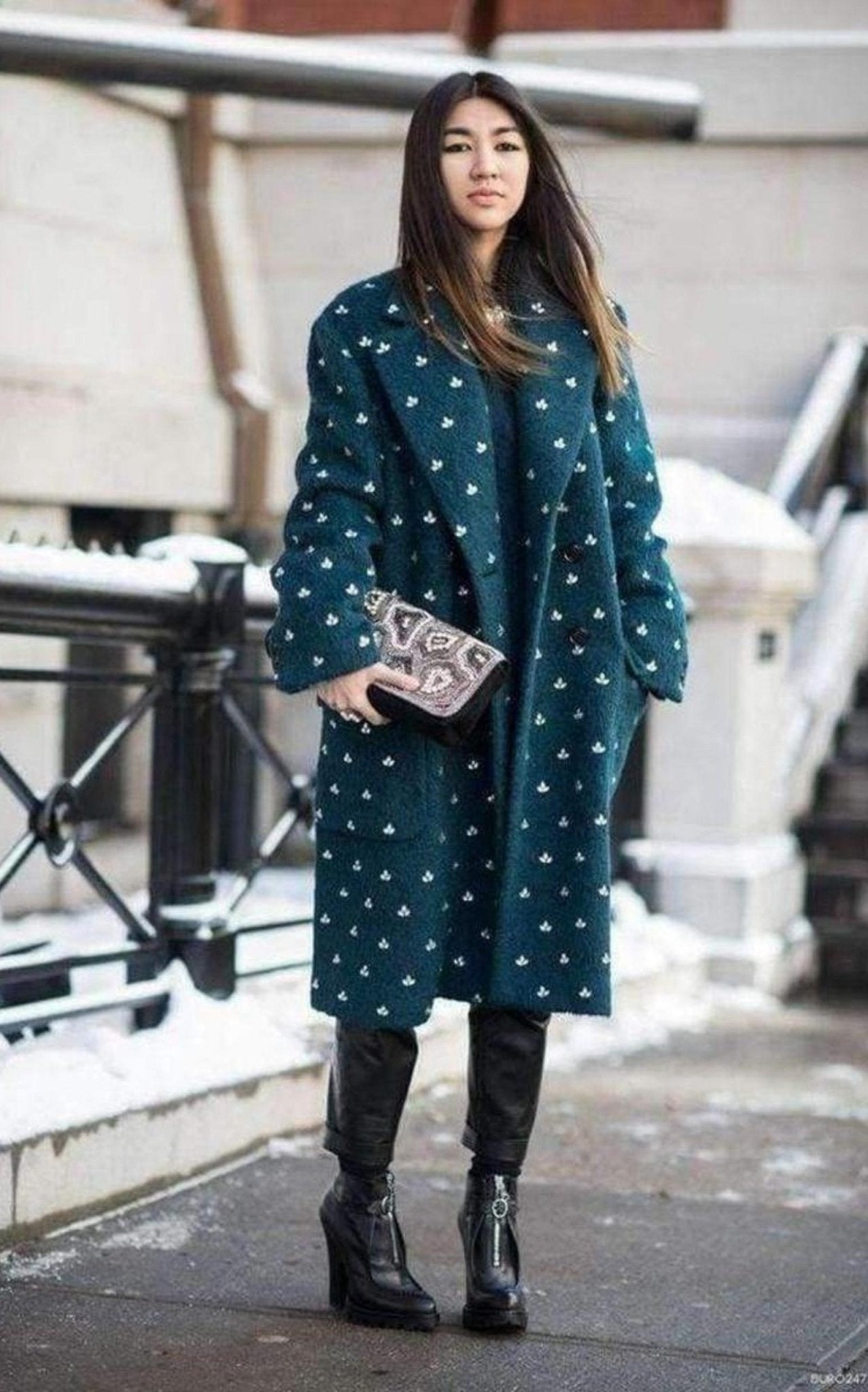 Dries Van Noten Clutch aus schwarzem Nubukleder und Swarovski-Kristallen – Runway-Katalog