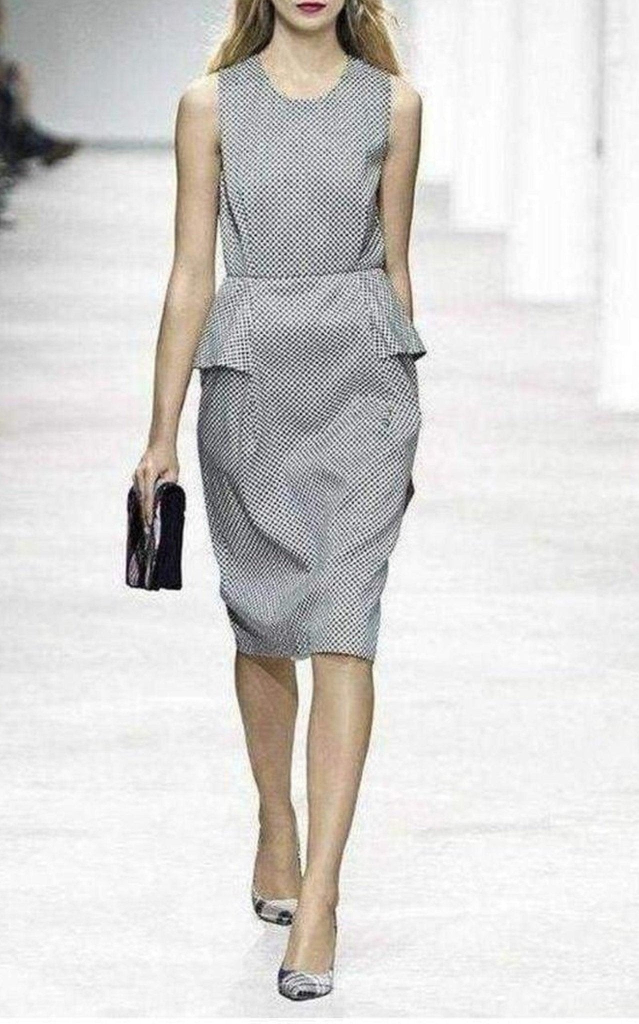 Dries Van Noten Monochromes Seidenkleid mit Schößchen und Taillierung – Laufsteg-Katalog