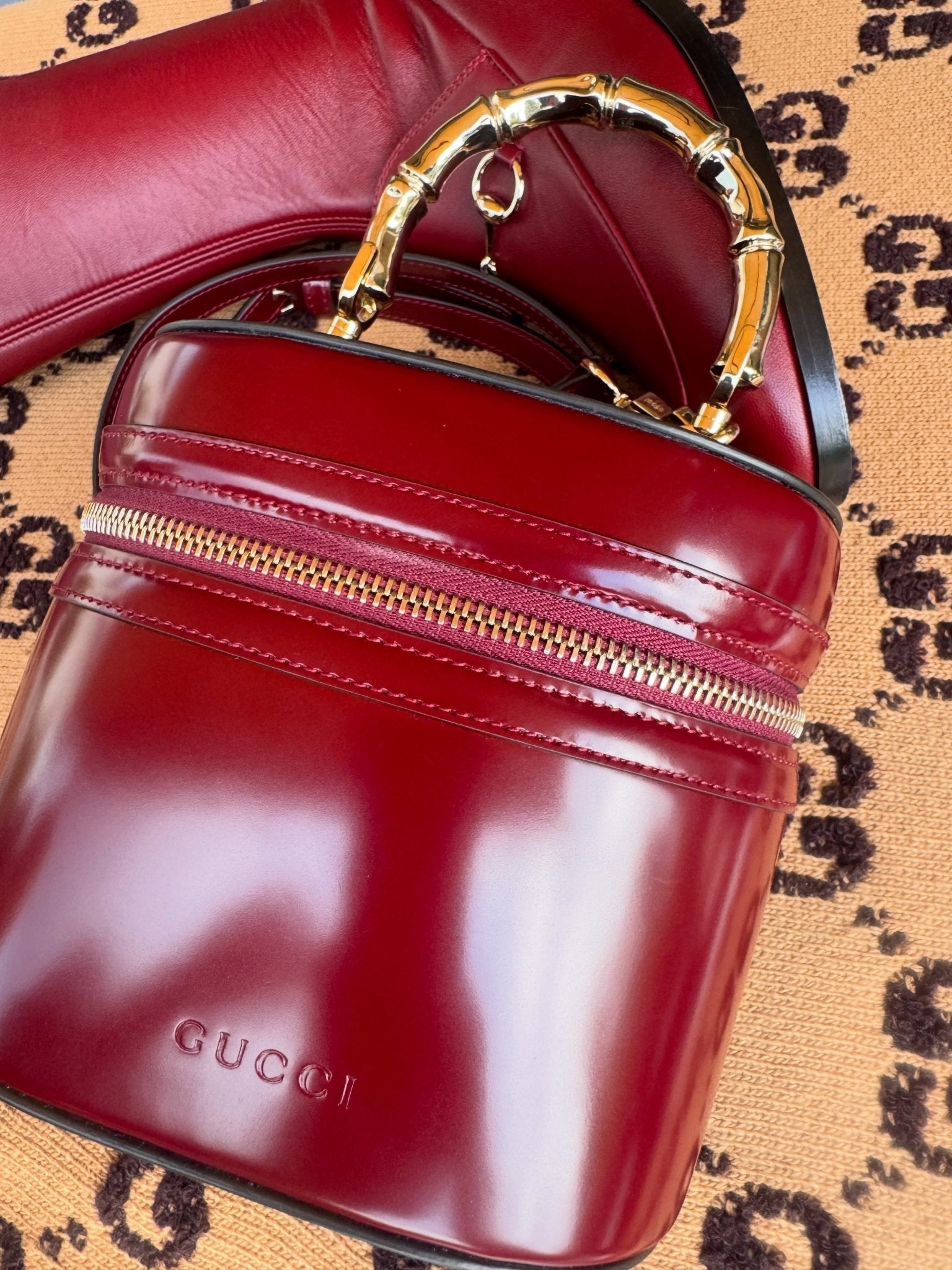 Gucci burgundy glossy leather bucket bag with bamboo-inspired top handle