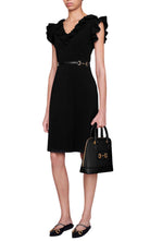 Mini vestido con cinturón y volantes con adorno de herradura de Gucci - Catálogo de pasarela