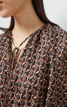 Vestido de seda con estampado de cadena entrelazada G de Gucci - Catálogo de pasarela