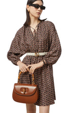 Vestido de seda con estampado de cadena entrelazada G de Gucci - Catálogo de pasarela