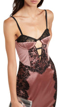 Vestido midi de satén de seda con ribetes de encaje Gucci - Catálogo de pasarela