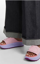 Gucci Miami GG - Chanclas de goma rosa con relieve - Catálogo de pasarela