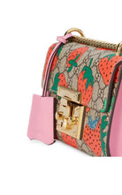 Bolso bandolera pequeño Gucci Padlock Gg Strawberry - Catálogo de pasarela