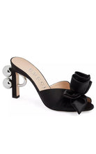 Mules de satén con flores de Gucci Shawana en negro - Catálogo de pasarela