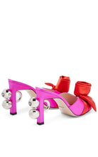 Mules de satén con flores de Gucci Shawana en rosa - Catálogo de pasarela