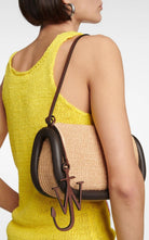 Petit sac à bandoulière en raphia JW Anderson Bumper - Catalogue Runway
