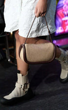 Petit sac à bandoulière en raphia JW Anderson Bumper - Catalogue Runway