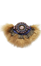 Broche ornée de plumes et de cristaux par Satellite Paris - Catalogue Runway